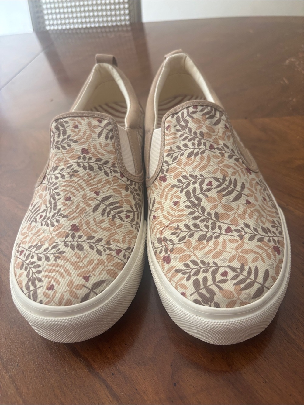 Taos Footwear Beige Floral Slip-On Sneakers 9.5